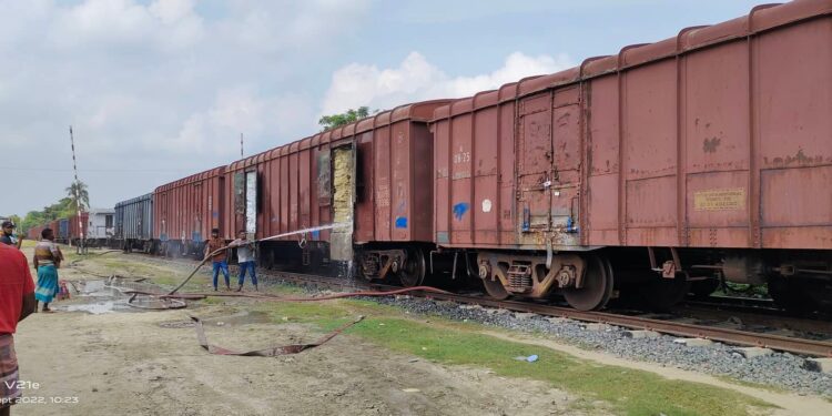 বেনাপোল স্থলবন্দরে ভারতীয় মালবাহী ট্রেনের বগিতে আগুন