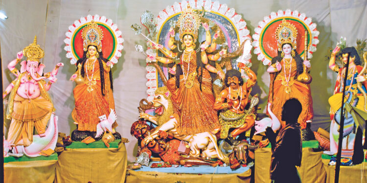 মুসলিম পরিবারের পূজা দিয়ে শুরু হয় যে দুর্গাপূজা
