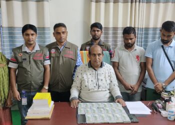 বেনাপোল আন্তর্জাতিক চেকপোস্টে এক লক্ষ ৭০ হাজার মার্কিন ডলারসহ ২ পাসপোর্ট  যাত্রী আটক