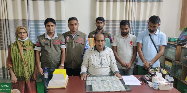 বেনাপোল আন্তর্জাতিক চেকপোস্টে এক লক্ষ ৭০ হাজার মার্কিন ডলারসহ ২ পাসপোর্ট যাত্রী আটক