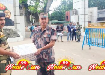 বেনাপোল শূন্য রেখায় ভারতীয়  বিএসএফ কে পুজা উপলক্ষে মিষ্টি উপহার দিলো বিজিবি