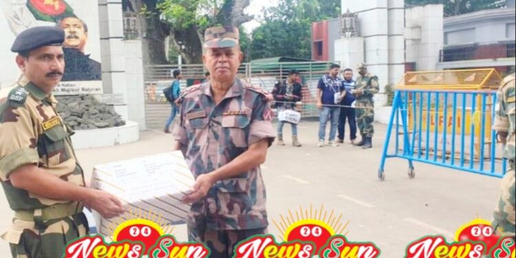 বেনাপোল শূন্য রেখায় ভারতীয়  বিএসএফ কে পুজা উপলক্ষে মিষ্টি উপহার দিলো বিজিবি