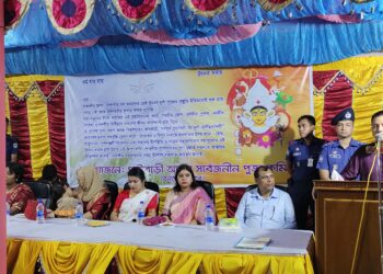 বেনাপোলে পূজা মন্ডপ পরিদর্শন করলেন জেলা পুলিশ সুপার প্রলয় কুমার জোয়ারদার ও তার সহধর্মিনী