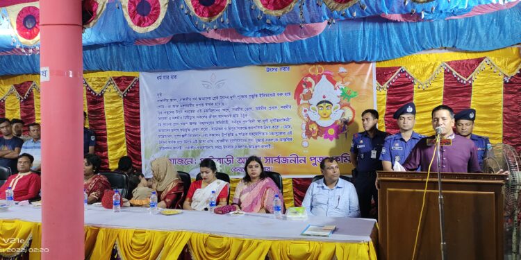 বেনাপোলে পূজা মন্ডপ পরিদর্শন করলেন জেলা পুলিশ সুপার প্রলয় কুমার জোয়ারদার ও তার সহধর্মিনী