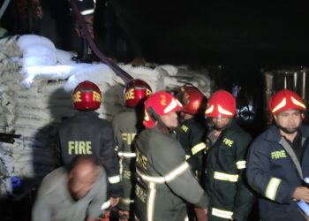 বেনাপোল বন্দরে ৩২নং শেডে অগ্নিকাণ্ডে পুড়লো আমদানি পণ্য ও  অফিস কক্ষ