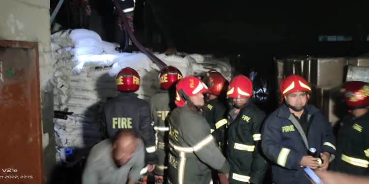 বেনাপোল বন্দরে ৩২নং শেডে অগ্নিকাণ্ডে পুড়লো আমদানি পণ্য ও  অফিস কক্ষ