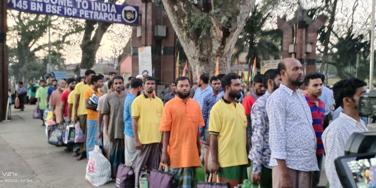 ঘূর্ণিঝড়ে ভারতে আটকা পড়া ৪০ জেলেকে বেনাপোল দিয়ে দেশে ফেরত