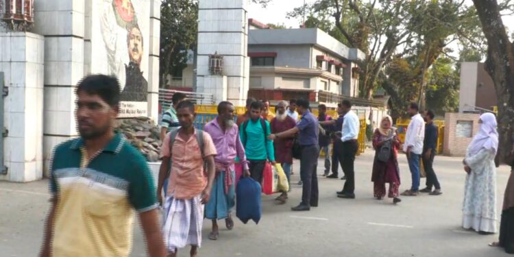 ঝড়ের কবলে পড়া আরো ২৬ জেলেকে বেনাপোল দিয়ে হস্তান্তর 