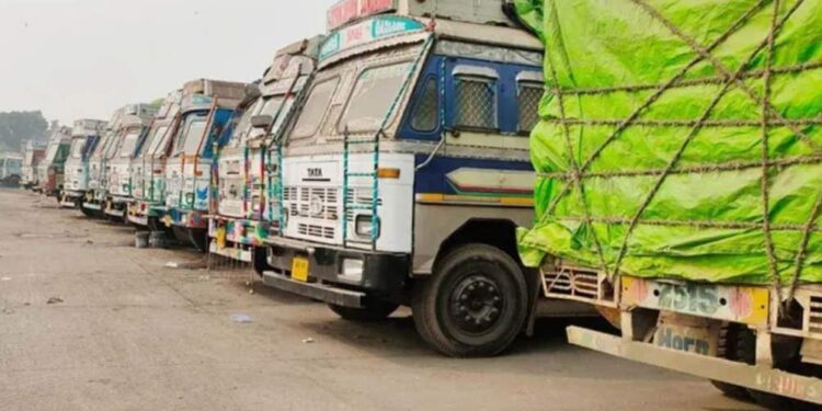 বেনাপোলে শুল্কায়ন বৃদ্ধি, ৩০ দিন ধরে পড়ে আছে চিনিবোঝাই ৪২ টি ট্রাক