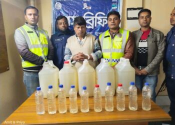 বেনাপোল পোর্ট থানা পুলিশের অভিযানে ৬০ লিটার দেশি মদসহ আটক ১