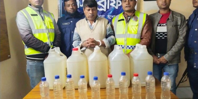 বেনাপোল পোর্ট থানা পুলিশের অভিযানে ৬০ লিটার দেশি মদসহ আটক ১