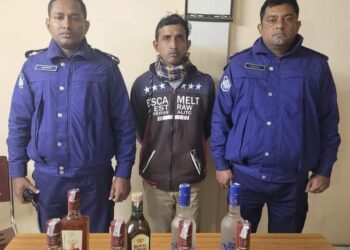 বেনাপোল পোর্টথানা পুলিশের অভিযানে বিদেশি মদসহ এক মাদক ব্যবসায়ী আটক