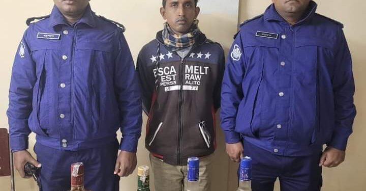 বেনাপোল পোর্টথানা পুলিশের অভিযানে বিদেশি মদসহ এক মাদক ব্যবসায়ী আটক
