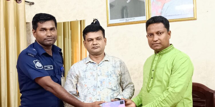 বেনাপোল পোর্ট থানা পুলিশ শুধু মাত্র মাদক ও অস্ত্র উদ্ধার না, হারিয়ে যাওয়া মোবাইলও উদ্ধার করতে পারে।