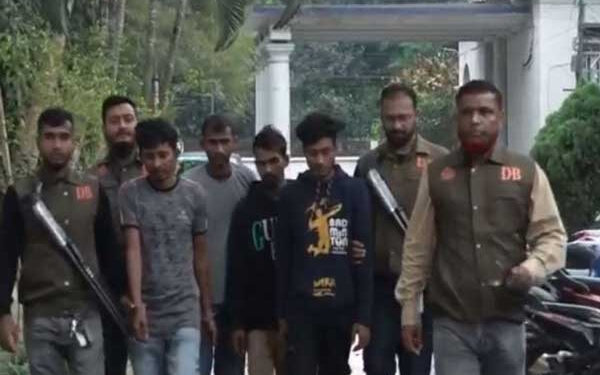 আগ্নে-অস্ত্র ও বিস্ফোরক দ্রব্যসহ ৪ চরমপন্থী আটক যশোরে