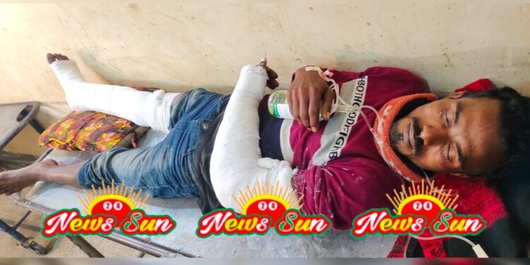 নৌকার ভোট করায় ঝিকরগাছায় নৌকার কর্মীকে এলোপাতাড়ি ভাবে কুপিয়ে জখম করেছে সন্ত্রাসীরা