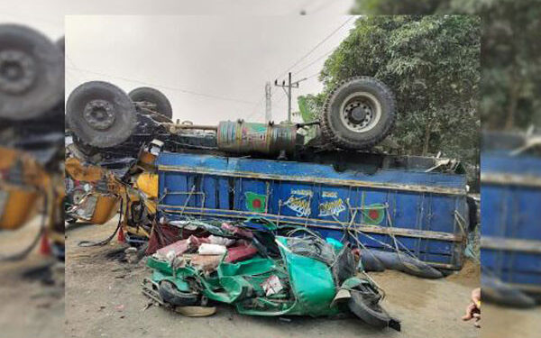 পিকআপ-অটোরিকশা সংঘর্ষে ঝরল চার প্রাণ