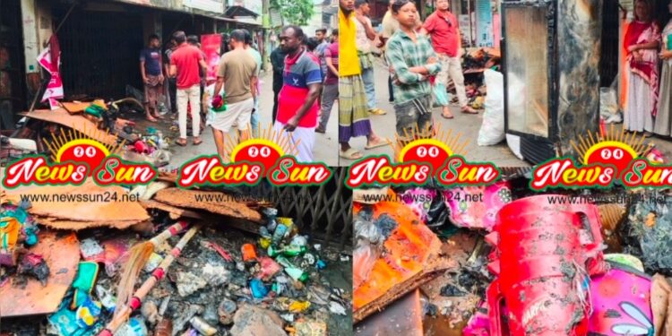 বেনাপোল চেকপোস্টে একটি কসমেটিক দোকানে অগ্নিকাণ্ডে ২০ লক্ষ টাকার মালামাল পুড়ে ছায়