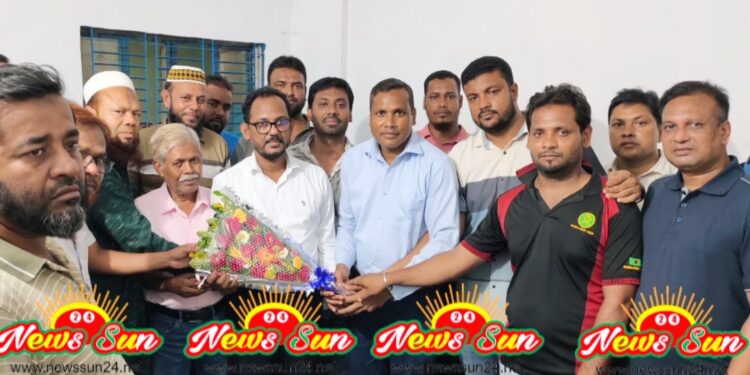 বেনাপোল স্থালবন্দর চেকপোস্ট ব্যবসায়ী সমিতির পক্ষ থেকে মোস্তাফিজ্জোহা সেলিমকে ফুলের শুভেচছা দিয়ে বরণ