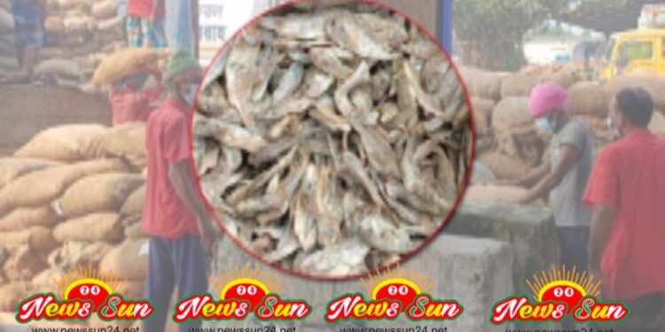বেনাপোল বন্দরে ৫০ মেঃ টন মাছের খাবারের সাথে ঘোষনাবর্হিভূত ৭ মেঃ টন শুটকি মাছ সহ পন‍্যচালান আটক