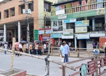 বেনাপোল চেকপোষ্ট এর প্যাছেঞ্জার টার্মিনাল যেন গরু খাটাল। অবরুদ্ধ শতাধিক বাণিজ্যিক প্রতিষ্ঠান