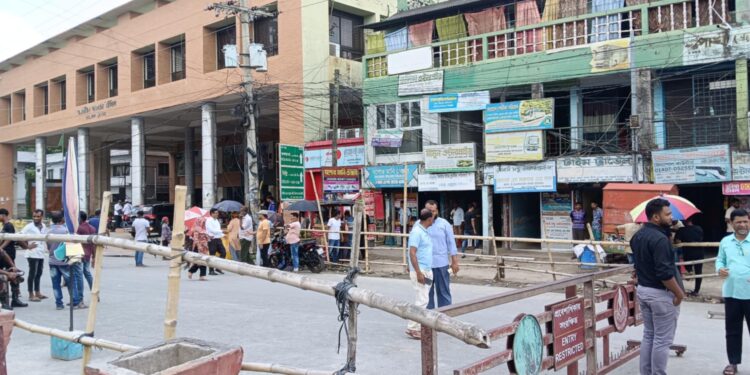 বেনাপোল চেকপোষ্ট এর প্যাছেঞ্জার টার্মিনাল যেন গরু খাটাল। অবরুদ্ধ শতাধিক বাণিজ্যিক প্রতিষ্ঠান