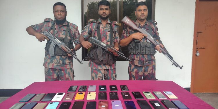 বেনাপোলে বিজিবির অভিযানে ৩৪টি ভারতীয় মোবাইল ফোন জব্দ
