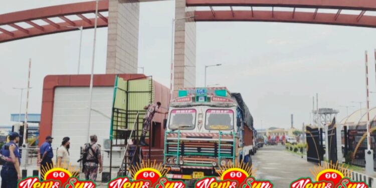 বেনাপোল বন্দরে আমদানি-রপ্তানি ও পণ্য খালাস শুরু’ কমপ্লিট শাটডাউন প্রত্যাহার