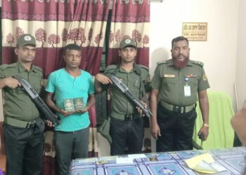 বাংলাদেশী ২০টি পাসপোর্টসহ ভারতীয় ট্রাক ড্রাইভার আটক