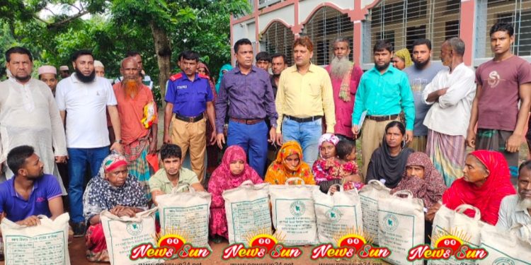 শার্শায় বন্যায় কবলিত মানুষের আশ্রয় কেন্দ্রে ১০০শ’ পরিবারের মাঝে ত্রাণ সামগ্রী বিতরণ করেছেন উপজেলা প্রশাসন