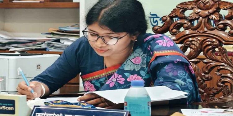 ঝিকরগাছার ইউএনও ভুপালী সরকারের বদলীর আদেশ প্রত্যাহের দাবী : অন্যথায় আন্দোলনের হুসিয়ারী