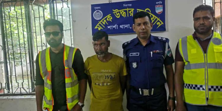 শার্শা থানা পুলিশের অভিযানে ১০ কেজি গাঁজা ও ২ কেজি বিস্ফোরণ উপাদানসহ আটক -১