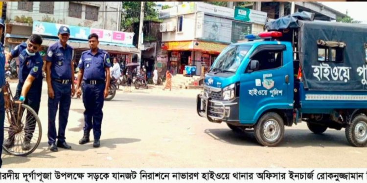 ঝিকরগাছায় শারদীয় দূর্গাপূজা উপলক্ষে সড়কে যানজট নিরাশনে নাভারণ হাইওয়ে পুলিশ