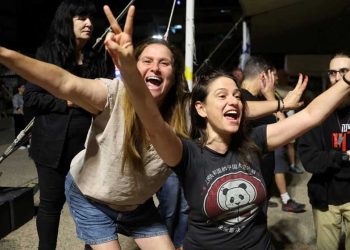 যুদ্ধ শেষের চুক্তিতে গাজা-ইসরায়েলে উল্লাস