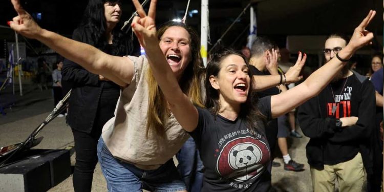 যুদ্ধ শেষের চুক্তিতে গাজা-ইসরায়েলে উল্লাস