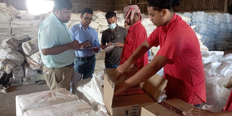 বেনাপোলে এনএসআইয়ের তথ্যের ভিত্তিতে অর্ধশত কোটি টাকার পণ্য ও ১৫ লক্ষ পিচ ব্লেড আটক