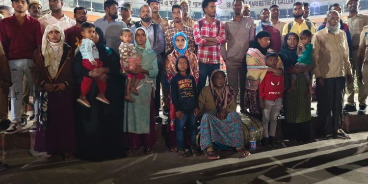 বেনাপোল ইমিগ্রেশন দিয়ে ট্রাভেল পারমিটের মাধ্যমে ভারত থেকে মুক্তি পেয়ে ২৪ জন নারী -শিশু ও পুরুষ স্বদেশে প্রত্যাবাসন