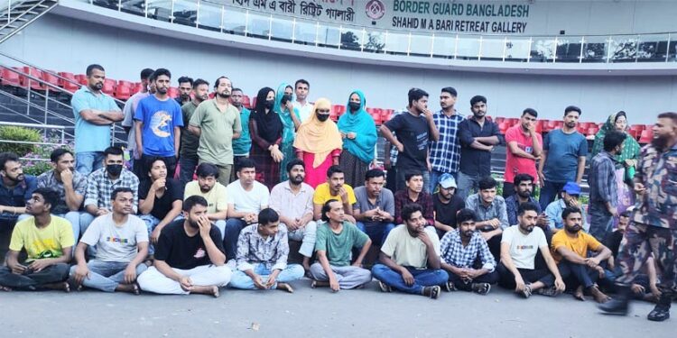 ভারতে আটক হওয়া বিভিন্ন মেয়াদে সাজাভোগ শেষে ৪৭ নারী-পুরষ বেনাপোল দিয়ে দেশে ফিরেছেন